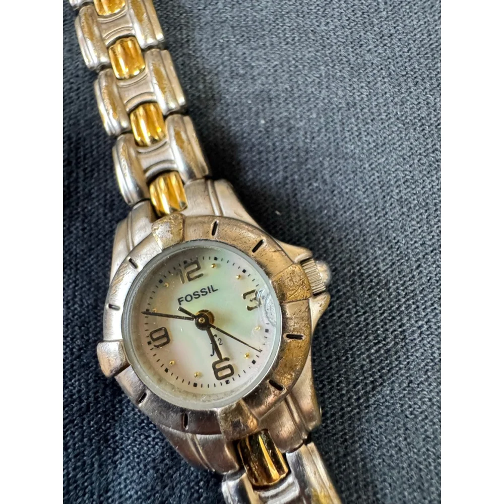 Vintage - F2 Fossil women's two-tone wrist watch with a mother-of-pearl face